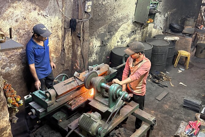 Best of Dharavi Slum with Market Tour - Stop 3: Mahim lather work—leather craft you can picture