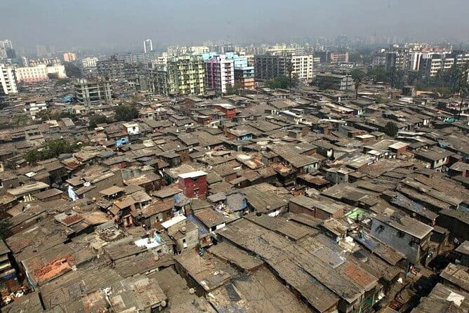 Gufran’s Slum Home Tour in the Mumbai Slums - Watching traditional laundry washing in Ganesh murti Nagar