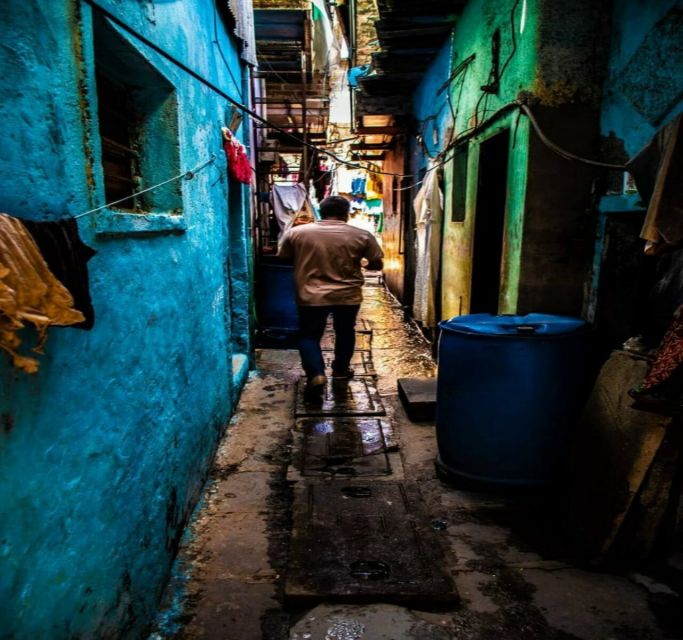 Mumbai: Dharavi Slum Slumdog Millionaire Tour with a Local - Meeting your local guide and getting oriented fast