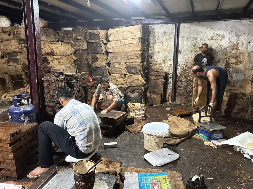 Mumbai: Discover India's Largest Slum -A Local's Perspective - A Local Bakery Stop: Small Bite, Big Connection