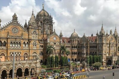 Mumbai Gems: 2-Day Private Tour with Elephanta, Slum & Dabbawala - Day One at Churchgate: Watching the Dabbawalas Start the Day