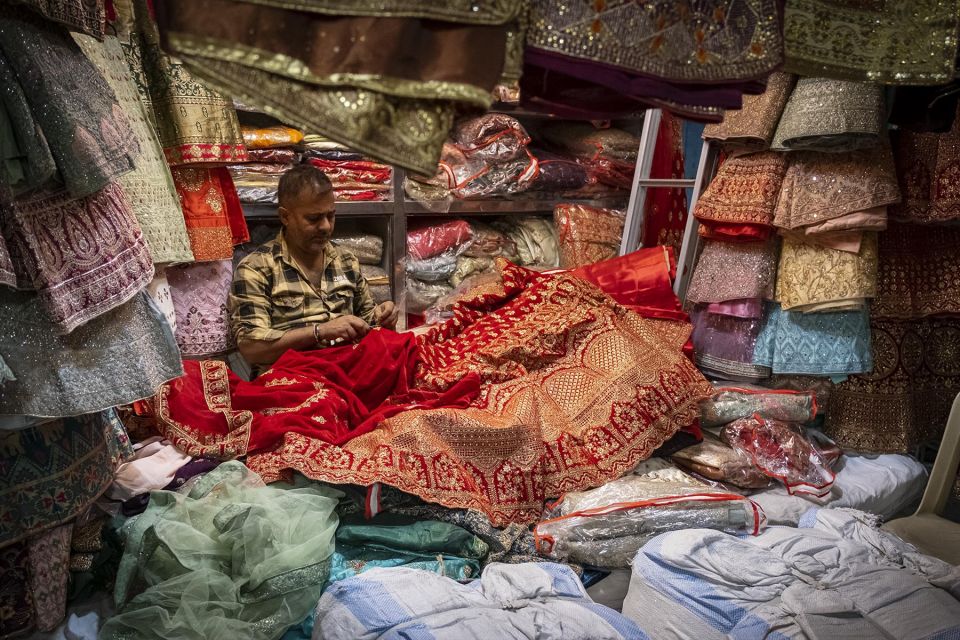 Mumbai: Local Markets & Temples Tour - Crawford Market: Where Fruit, Veg, and Meat Become Big Business
