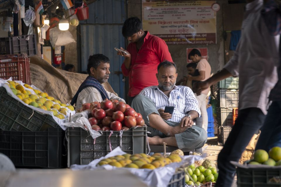 Mumbai: Local Markets & Temples Tour - Mangaldas Market: The Indoor Textile World Locals Shop