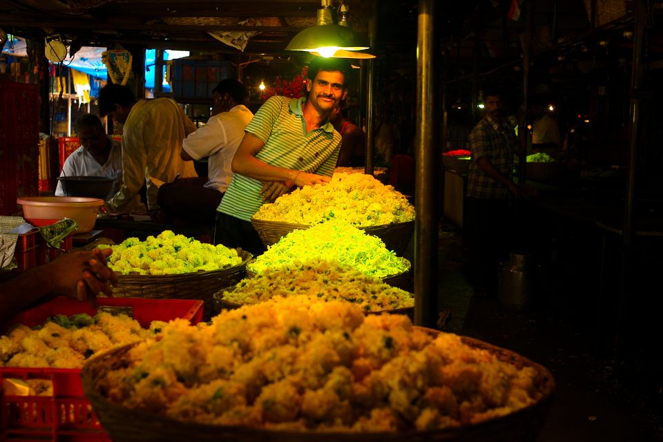Mumbai: Local Transport & Dabbawallah Tour - Chor Bazaar shopping time: fast browsing with a guide