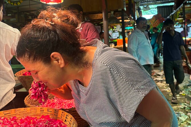 Mumbai Morning Market Tour of Flowers, Fish, and More - Dhobi Ghat: thousands of clothes moving through open air