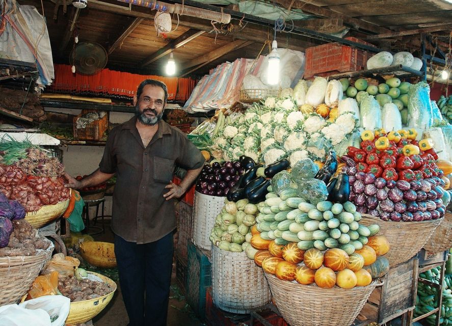 Mumbai: Private Walking Tour with a Local - What you’ll see: icons, temples, trains, and markets
