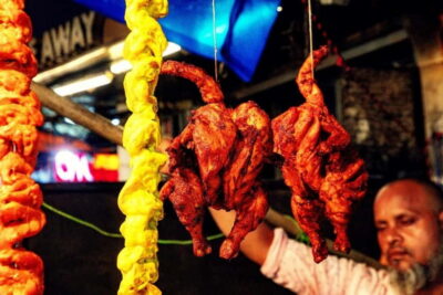 Mumbai: Street Food and Night Markets Tour - The evening kickoff: train to Chowpatty and the beach snack moment