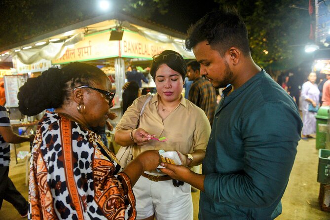 Mumbai Street Food & Bazaar Tour with Local Transport - Gateway of India and Oval Maidan: start with the big sights before the small bites