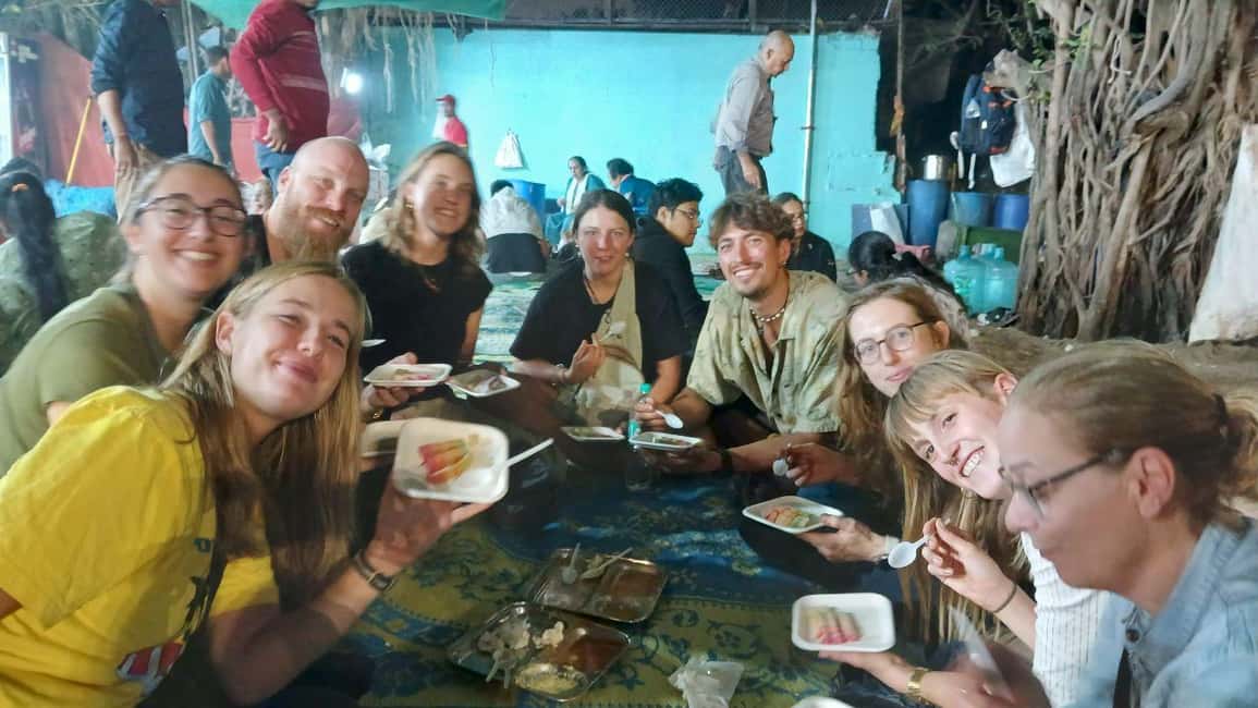 Mumbai Street Food Tour with Evening Bazaar Walk - Vegetarian street food: clean stalls and classic Chowpatty flavors