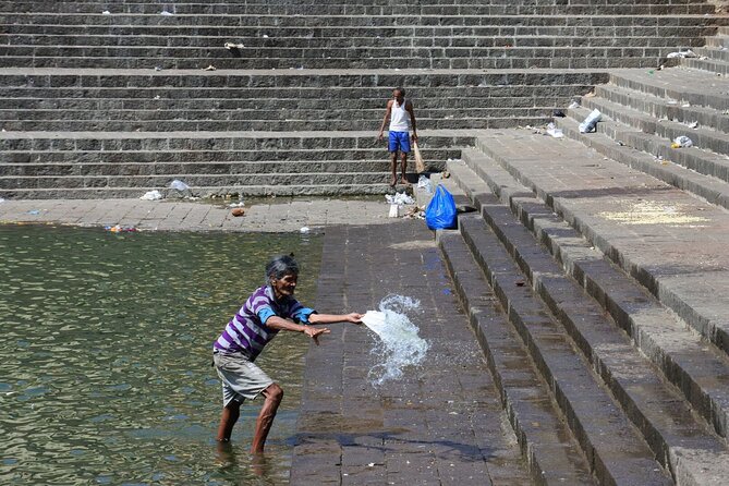 Premium Mumbai Sightseeing Tour - South Mumbai icons: Gateway of India, Gardens, Marine Drive, and Chowpatty