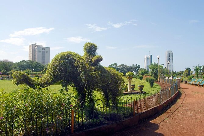 Private 8 Hours Mumbai City Sightseeing and Dharavi Slum Tour - Morning stops: Gateway, Taj Hotel, and the Big Ben of India