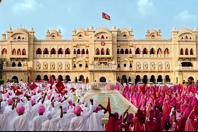 Unveiling Bollywood: Grand Tour of Iconic Real Sets & Their Story - Hotel Pickup to the Studio Gates: Starting Smooth in Mumbai